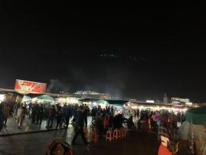 una folla di persone che camminano per un mercato di notte di Riad En exclusivité a 99 euros avec 5 chambres a Marrakech