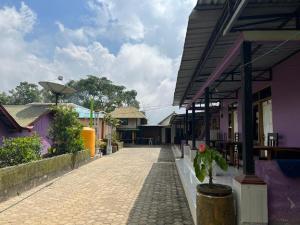 une rue pavée dans une ville avec des bâtiments colorés dans l'établissement Tresno Sembalun, à Sembalun Lawang