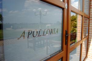 una puerta con las palabras "apolonia" escritas en ella en Apollonia, en Aalter