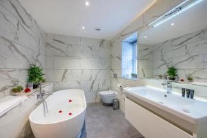 Bilik mandi di *RD7C* For your most relaxed & Cosy stay + Free Parking + Free Fast WiFi * +31 gambar