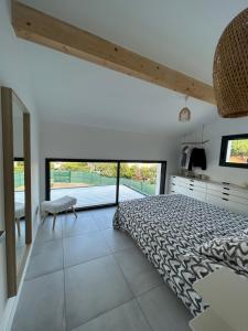 Postel nebo postele na pokoji v ubytování VILLA Grain De Sable PROCHE PLAGE, GOLF AVEC PISCINE + 10 fotografií