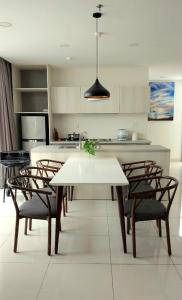 uma cozinha com uma mesa branca e cadeiras em Lovely Lady Villa Oceanami Resort, Vung Tau em Long Hai