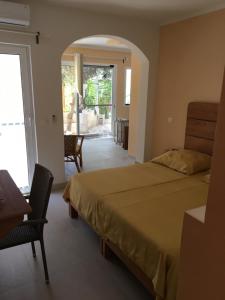 1 dormitorio con 1 cama, mesa y sillas en Beach Villa am Praia de Chaves, Sal Rei, Boa Vista en Boa Ventura