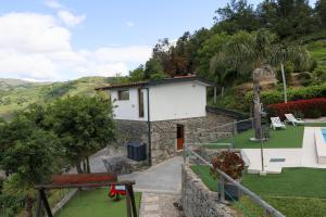 テーラス・デ・ボウロにあるCasa Bom Jesus das Mósの丘の上の家