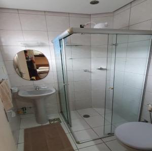 Ένα μπάνιο στο Apartamento Cozy Estúdio 306 na ZN +6 φωτογραφίες