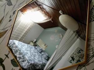 サン・ポル・ド・レオンにあるDuplex au linの小さな部屋(ベッド1台、鏡付)