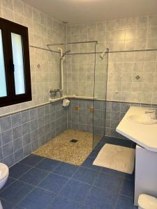 a bathroom with a shower and a toilet and a sink at Maison Hyacinthe of Tournesol geniet in luxe in Castelnaud La Chapelle