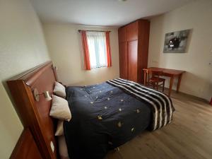 1 dormitorio con cama y escritorio. en Maison Hyacinthe of Tournesol geniet in luxe, en Castelnaud La Chapelle