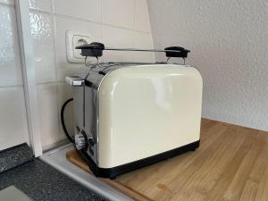 a toaster sitting on a counter in a kitchen at Im Herzen von Barsinghausen in Barsinghausen