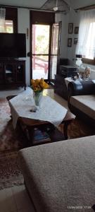 uma sala de estar com um sofá e uma mesa de centro em Mavridis House em Eleftheroúpolis