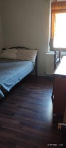 ein kleines Schlafzimmer mit einem Bett und einem Fenster in der Unterkunft Mavridis House in Eleftheroúpolis