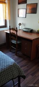 einen Schreibtisch in einem Schlafzimmer mit einem Bett und einem Stuhl in der Unterkunft Mavridis House in Eleftheroúpolis