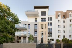 une image d'un bâtiment blanc dans l'établissement Harmonia Apartament with Parking, à Toruń