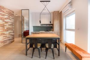 Kuchyň nebo kuchyňský kout v ubytování Harmonia Apartament with Parking