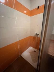 Rabat Morocco في الرباط: دش صغير مع بلاط برتقالي وبيض في الحمام