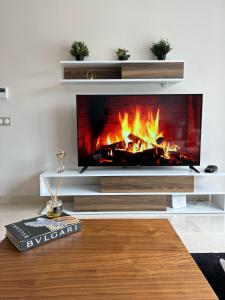 a fireplace in a living room with a fire place at Belle loge in Casablanca