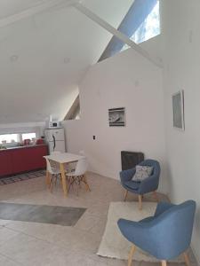 a living room with blue chairs and a table at El Refugio Nuevo y cómodo depto Excelente ubicacion in San Carlos de Bariloche