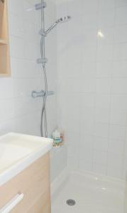 La salle de bains est pourvue d'une douche et d'une baignoire blanche. dans l'établissement Appartement Cosy, à Poissy