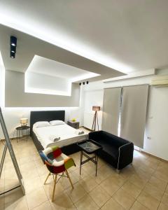 - un salon avec un lit et un canapé dans l'établissement Central appartment3 with parking, à Larissa
