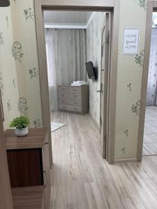 una habitación con una puerta con un cartel que lee mover problemas de trabajo en 1-комнатная квартира в центре en Kokshetau