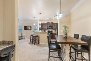 a dining room and kitchen with a table and chairs at Lovely 1-bedroom apartment w/ Pool + Wi-Fi in Charlotte