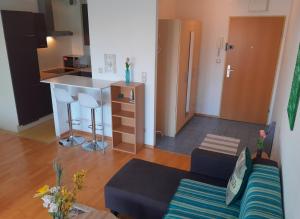 ウィーンにあるServiced Apartment with Sunny Balconyのリビングルーム(ソファ付)、キッチン