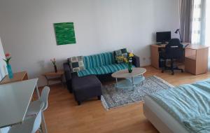 ein Wohnzimmer mit einem Sofa und einem Tisch in der Unterkunft Serviced Apartment with Sunny Balcony in Wien