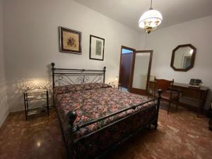 1 dormitorio con cama y espejo en Semini di nostalgia, en Roma
