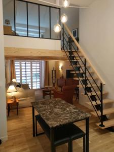 - un salon avec un escalier dans une maison dans l'établissement Le Studio du Château (2 à 4 personnes), à Clisson