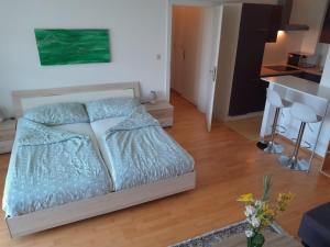 Schlafzimmer mit einem Bett, einem Schreibtisch und einem Waschbecken in der Unterkunft Serviced Apartment with Sunny Balcony in Wien