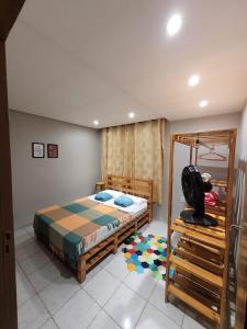 een slaapkamer met een bed in een kamer bij Aluguel Temporada em Martins/RN in Martins