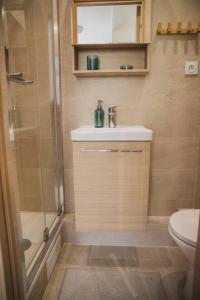 Un baño con ducha, lavabo e inodoro. en Très beau studio 1, en Asnières-sur-Seine