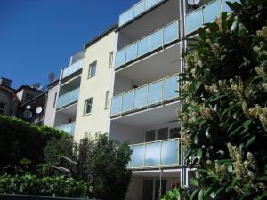 ein Apartmenthaus mit vielen Fenstern in der Unterkunft Serviced Apartment with Sunny Balcony in Wien