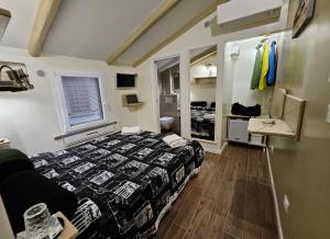 un dormitorio con una cama y un baño en The Fox Cove, en Roma
