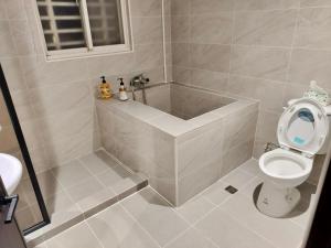 bagno con vasca e servizi igienici di Slowly B&B a Jiufen