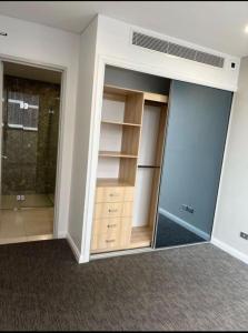 Cette chambre vide dispose d'un placard avec des étagères et d'une fenêtre. dans l'établissement Comfortable Living - NO PARTIES- 3 Bedroom sleeps 6, parking, pool, other amenities - Near Showgrounds, à Sydney