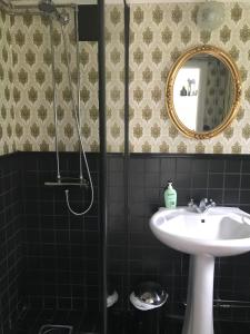 ein Bad mit einem Waschbecken und einem Spiegel in der Unterkunft Kostastugan in Kosta