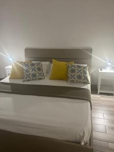 1 dormitorio con 1 cama grande con almohadas en City Home 77 en Nápoles