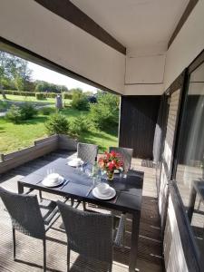 - une table et des chaises noires sur la terrasse dans l'établissement Eifel Residence 2, à Gerolstein