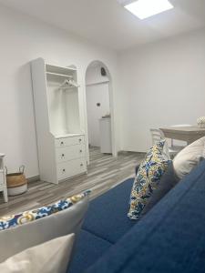 ナポリにあるCity Home 77のベッド、テーブル、デスクが備わる客室です。