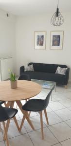 sala de estar con mesa y sofá en Bella, en Porto Recanati