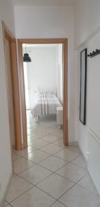 1 dormitorio con 1 cama y suelo de baldosa en Bella, en Porto Recanati