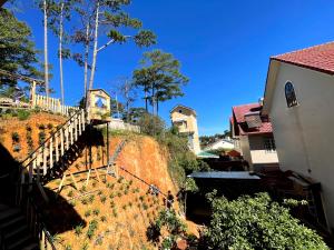uma escada que leva a uma casa numa colina em Mini Home em Ấp Ða Lợi