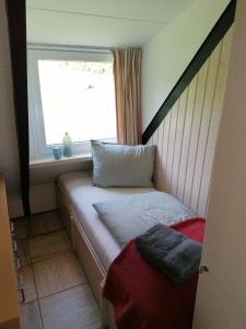 - un petit lit dans une chambre avec fenêtre dans l'établissement Eifel Residence 2, à Gerolstein