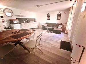 Il comprend une cuisine et un salon avec une table et des chaises. dans l'établissement Studio T2 Montfrin Pont du Gard, à Montfrin