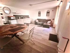 eine Küche und ein Wohnzimmer mit Tisch und Stühlen in der Unterkunft Studio T2 Montfrin Pont du Gard in Montfrin