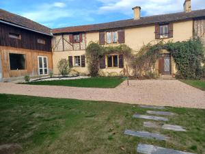 an exterior view of a house with a yard at Au jardin du lac in Gaussan