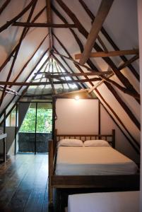 諾薩拉的住宿－Hacienda Sarah，铺有木地板的客房内设有一间卧室和一张床。