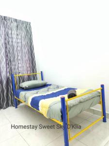 łóżko w pokoju z zasłoną w obiekcie Homestay KLIA Sweet Sky w mieście Sepang