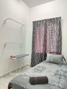 Homestay KLIA Sweet Sky في سيبانغ: غرفة نوم بسرير وستارة وردية